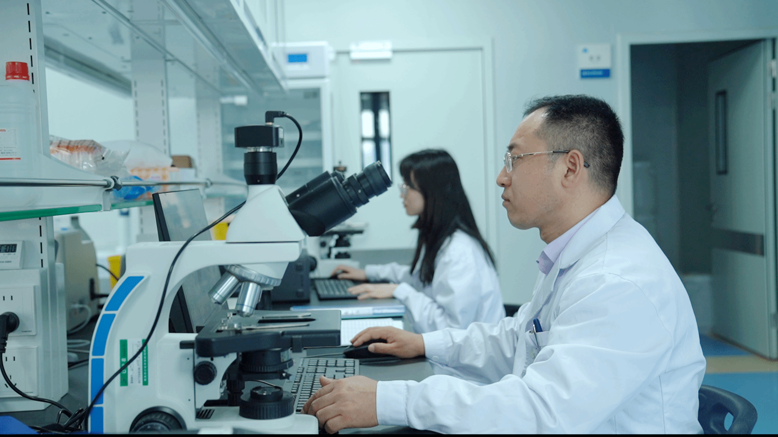 1720626562171218.png 印教授在實(shí)驗(yàn)室工作_副本.png