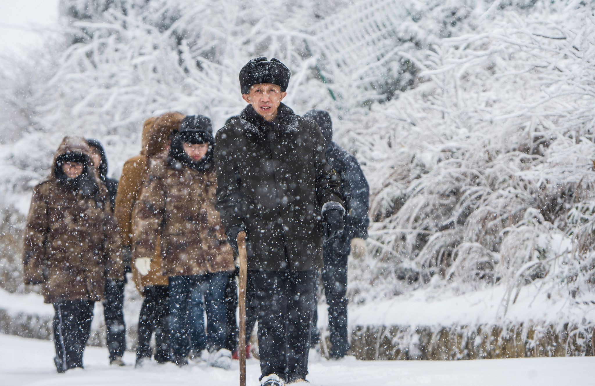 1718953155404842.jpg 蔣興良常常攜師生在冰天雪地里開展科研工作_IMAGE.jpg